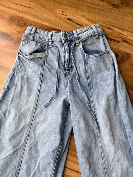 Altar’d State Connor Barrel Jeans Light Wash Size 8 High Rise Trendy Denim - Picture 11 of 11